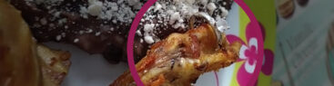 Le pide matrimonio a su novia con el anillo en una pata de pollo frito